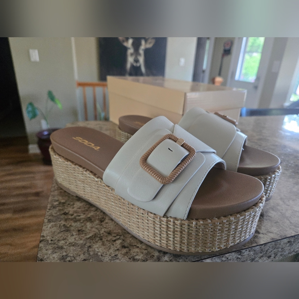 NIB SODA LULAH PLATFORM SANDALS, BONE COLOR, SIZE 8